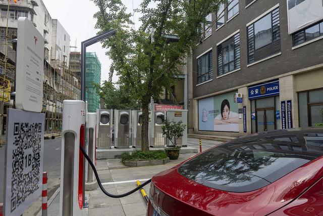 济南市新小区“飞线充电”安全隐患引关注，相关部门积极应对(图2)