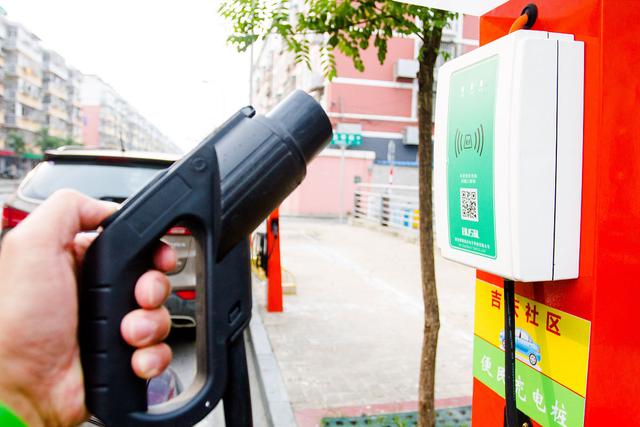 济南市新小区“飞线充电”安全隐患引关注，相关部门积极应对(图1)